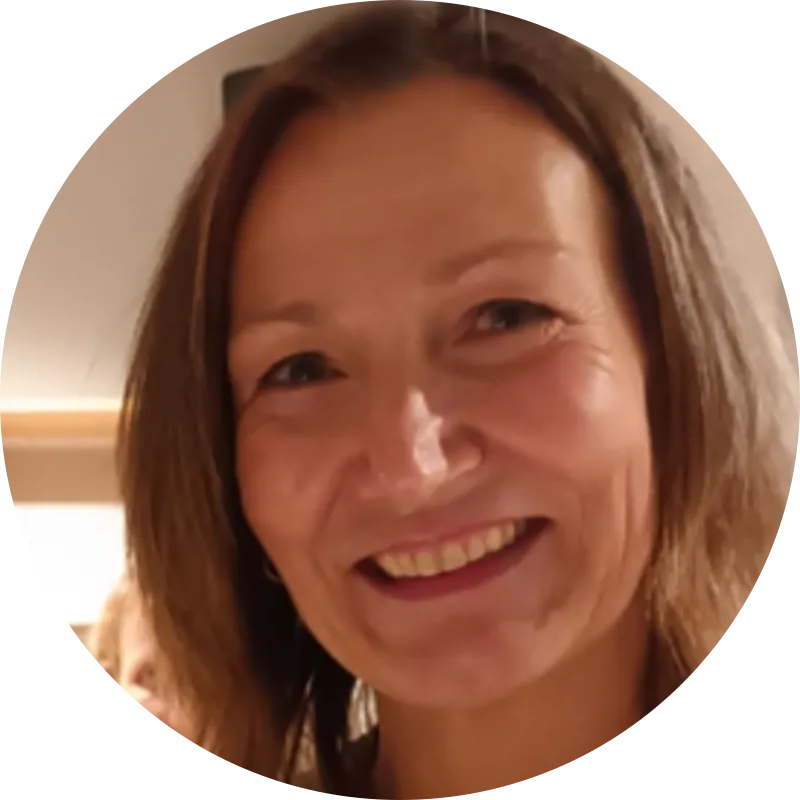 Foto zeigt ein Portrait von Nicola Siering, Projektleitung Dialog in Deutsch, Hamburger Bücherhallen.